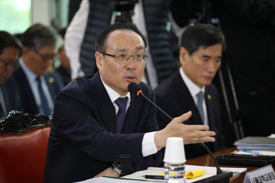 오세정 서울대학교 총장이 10일 서울대학교에서 열린 국회 교육위원회 국정감사에서 질의에 답변하고 있다. 연합뉴스